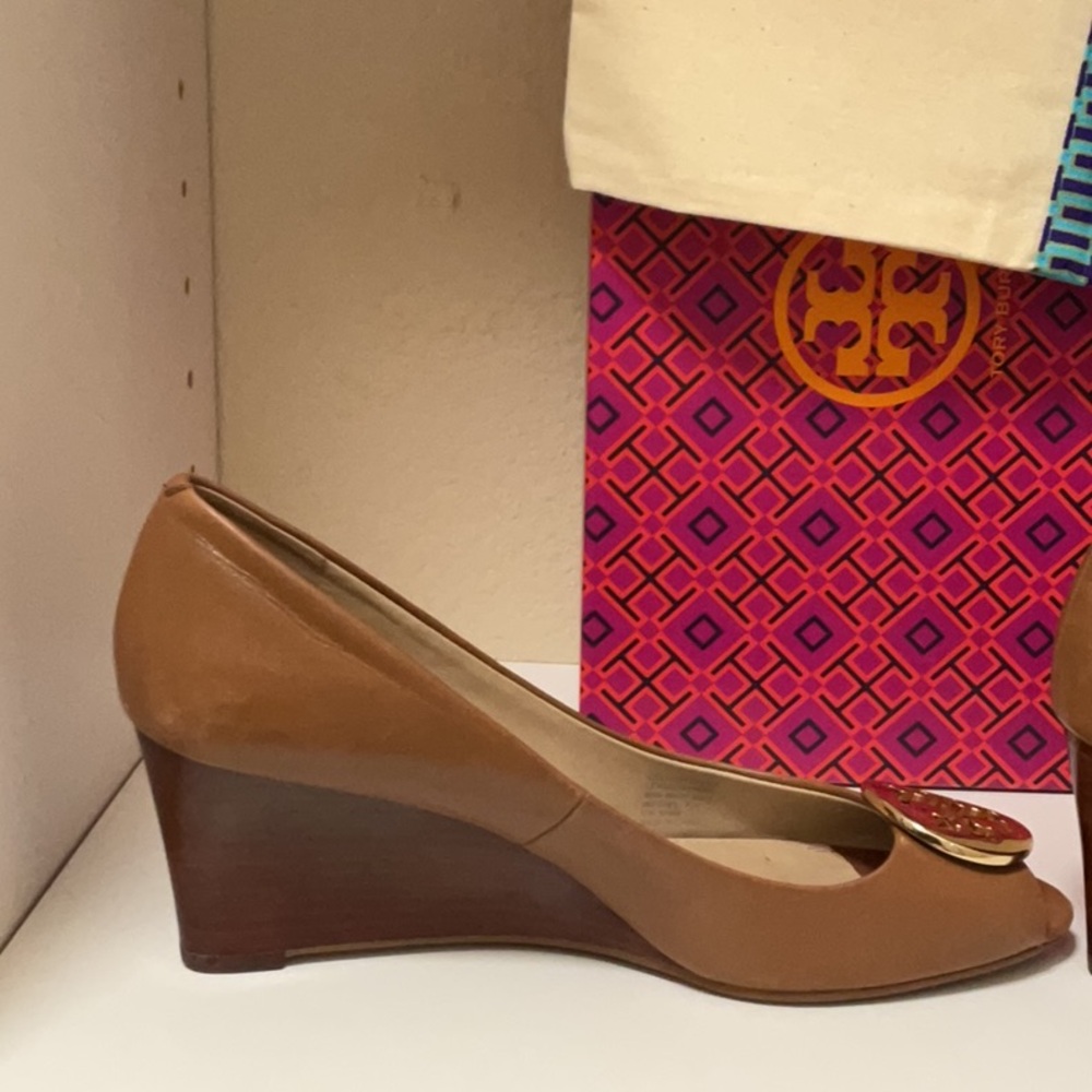 Tory Burch Kara 65 MM wedge size 8 Royal Tan with Peek a boo toe w/ box & bag - Picture 4 of 7